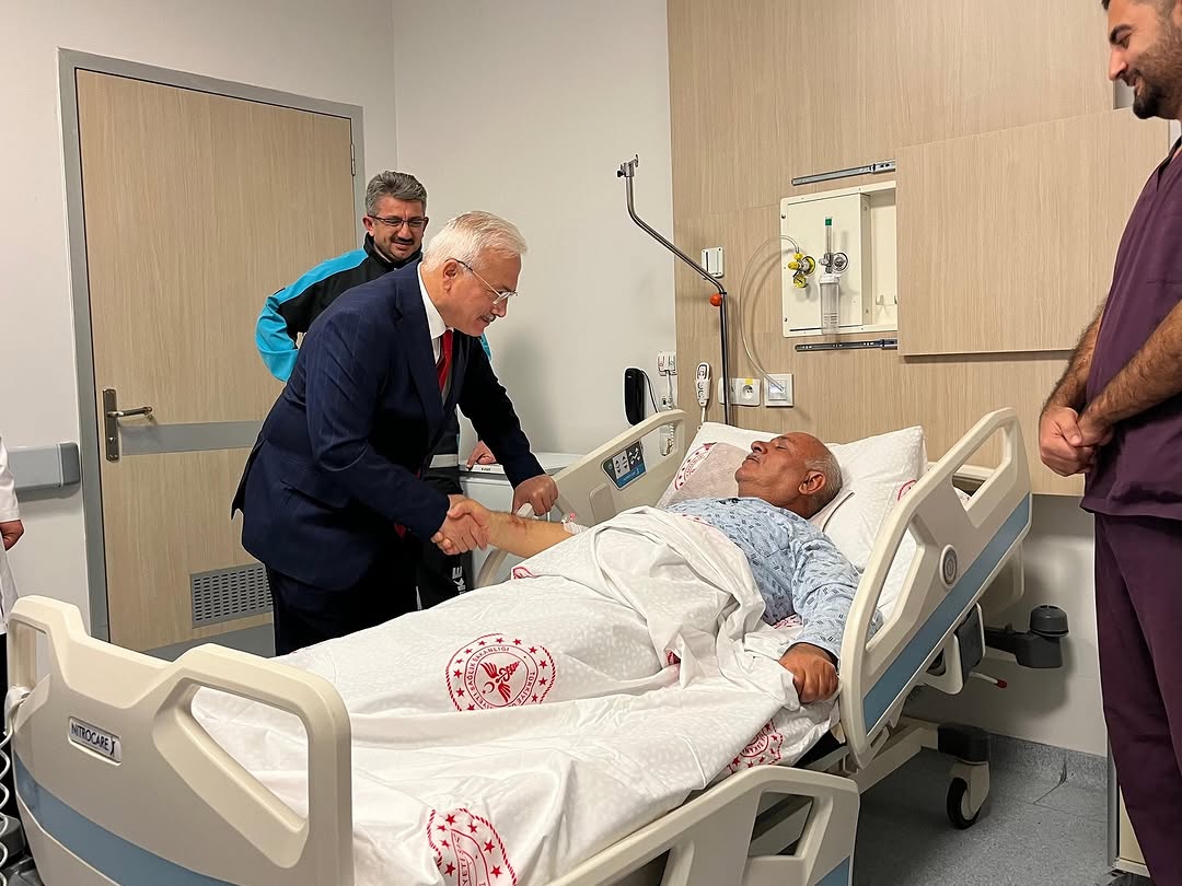 Aksaray Valisi Kumbuzoğlu, Hastanede Tedavi Gören Belediye Başkanı Baylan'ı Ziyaret Etti