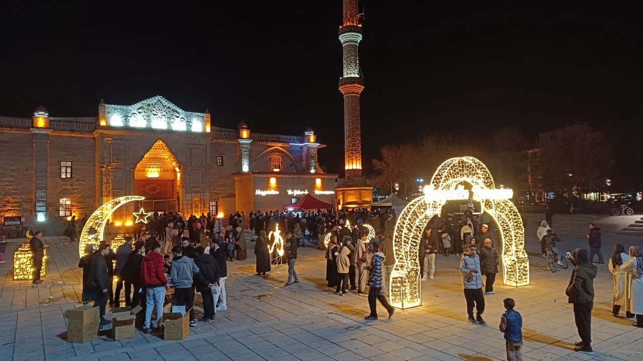 Aksaray'da Kadir Gecesi Coşkusu: İki Camide Anlamlı Programlar Düzenlendi