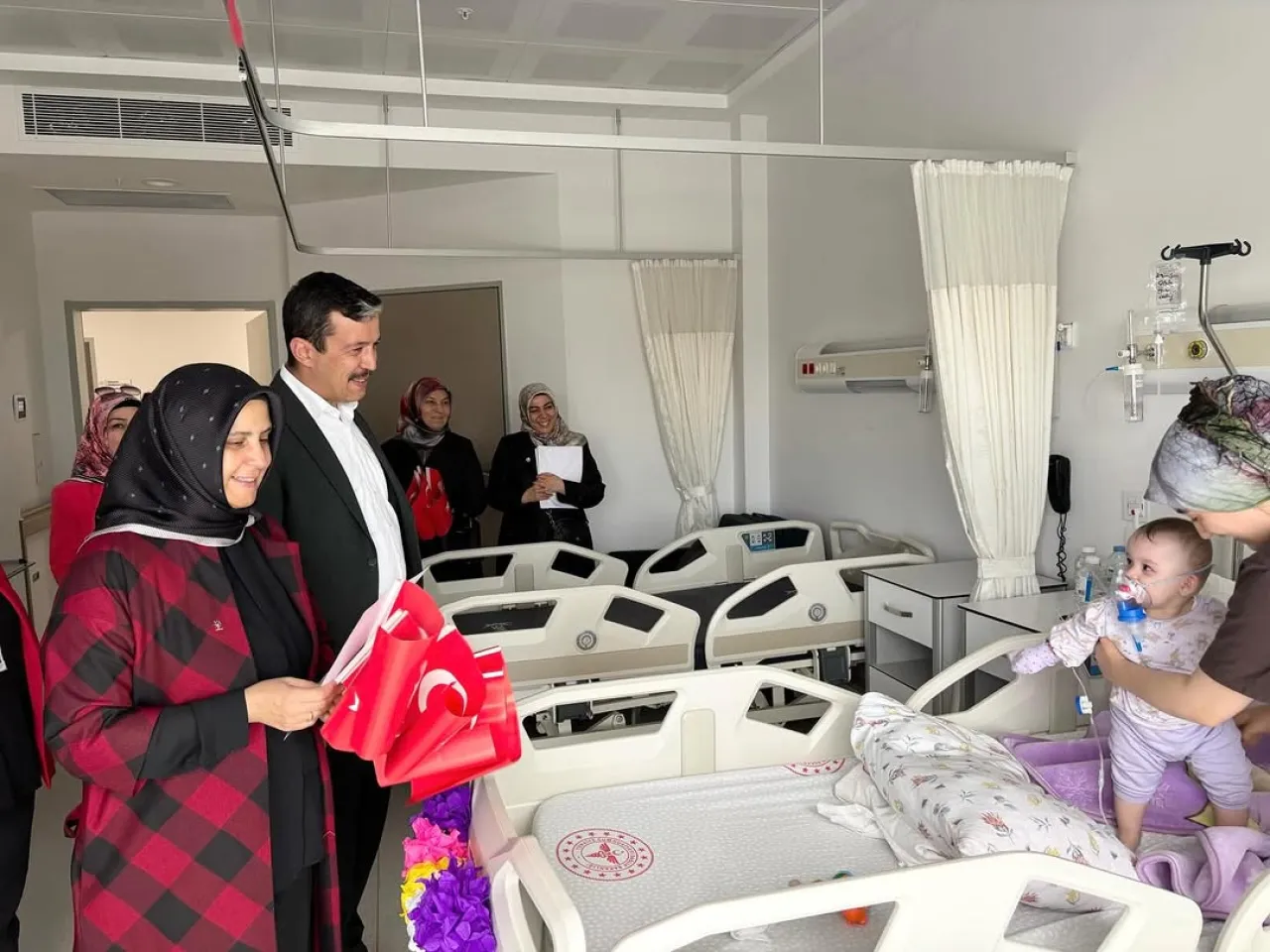 AK Parti Aksaray İl Başkanı Hamza Aktürk, 23 Nisan'da Hastanede Tedavi Gören Çocukları Ziyaret Etti