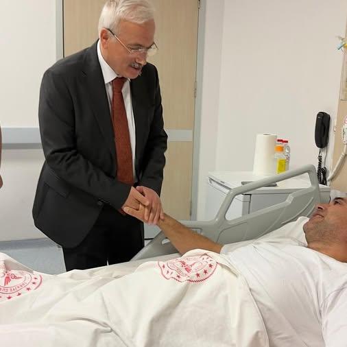 Aksaray Valisi Kumbuzoğlu, Gazeteci Adem Koçak'ı Ziyaret Etti