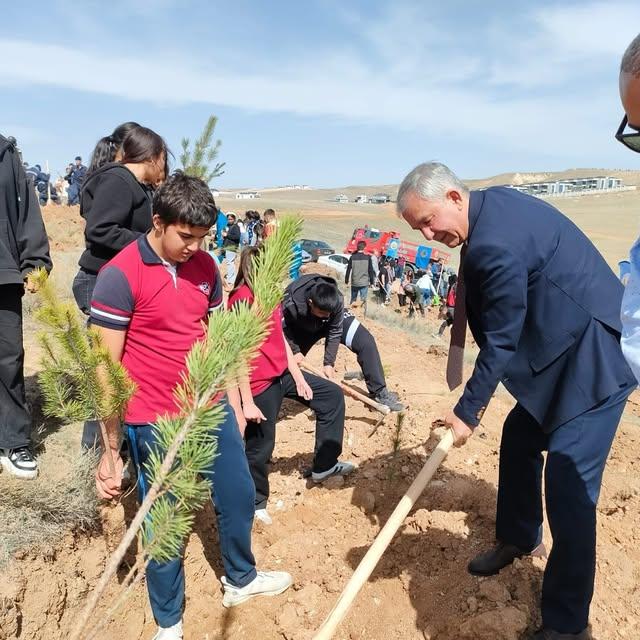 Aksaray'da Milli Eğitim Müdürü Öğrencilerle Birlikte Fidan Dikti