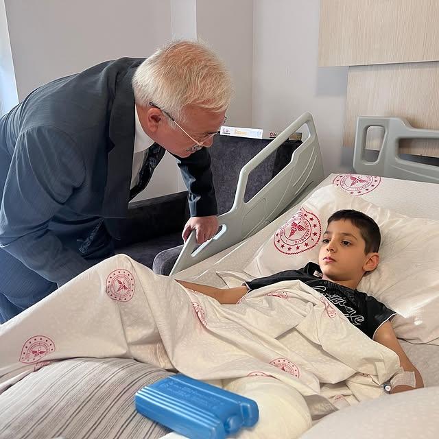 Aksaray Valisi, Kaza Geçiren Öğrenciyi Ziyaret Etti