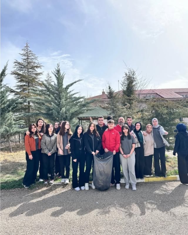 Aksaray'da Yunus Emre Anadolu Lisesi Öğrencilerinden Çevre Temizliği Etkinliği