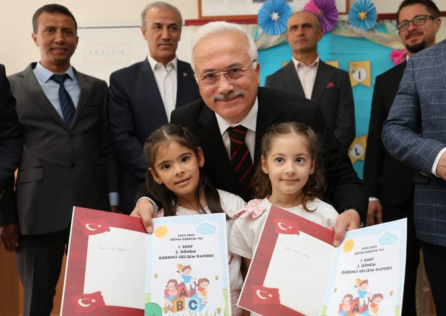 Aksaray'da Karne Heyecanı: Öğrencilere Karnelerini Vali Kumbuzoğlu ve İl Milli Eğitim Müdürü Alpaslan Verdi