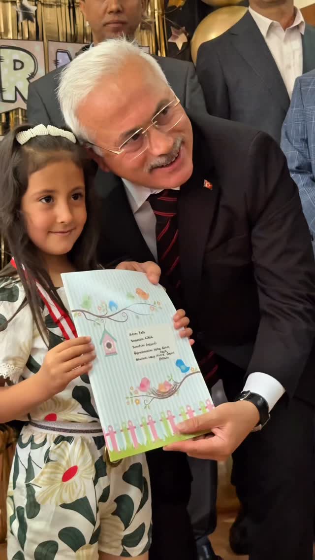 Aksaray Valisi Mehmet Ali Kumbuzoğlu Öğrencilerin Karne Heyecanına Ortak Oldu