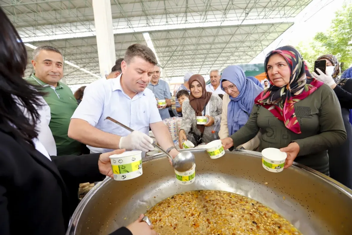 Aksaray Belediye Başkanı Evren Dinçer, Yük Boğcek Mahallesi'nde Aşure Dağıttı