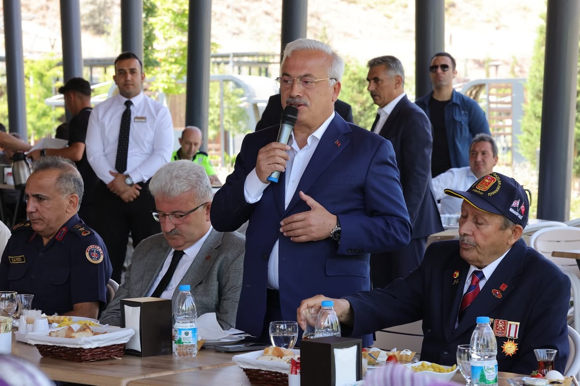 Aksaray Valisi Kumbuzoğlu, Kıbrıs Barış Harekatı Gazilerini Ziyaret Etti