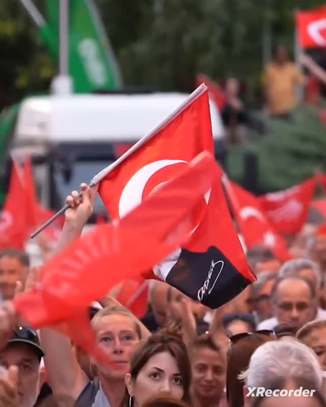 Hükümet Meydanı'nda Buluşma: İl Başkanı Özdemir Halkla Kucaklaşıyor
