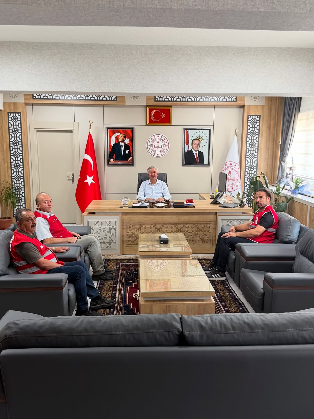 Kızılay Aksaray Şube Başkanlığı, İl Milli Eğitim Müdürü Alpaslan'ı Ziyaret Etti
