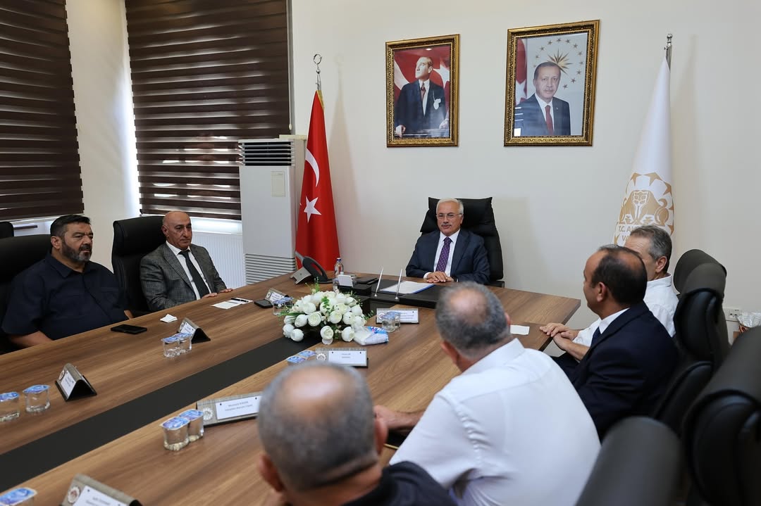 Aksaray Valisi Kumbuzoğlu, Önder İmam Hatipliler Derneği Başkanı Kılıç'ı Makamında Kabul Etti