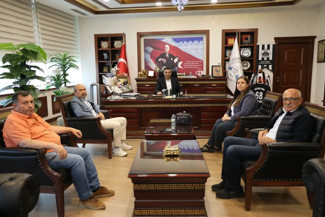 Aksaray'da Siyaset ve Ticaret Buluşması: CHP'li Yöneticiler Ticaret ve Sanayi Odası'nı Ziyaret Etti