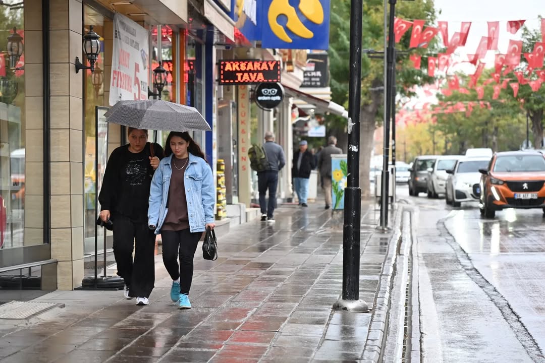 Aksaray'a Yağmur Bereketi: Belediye Başkanı Evren Dinçer'in Sabah Paylaşımı