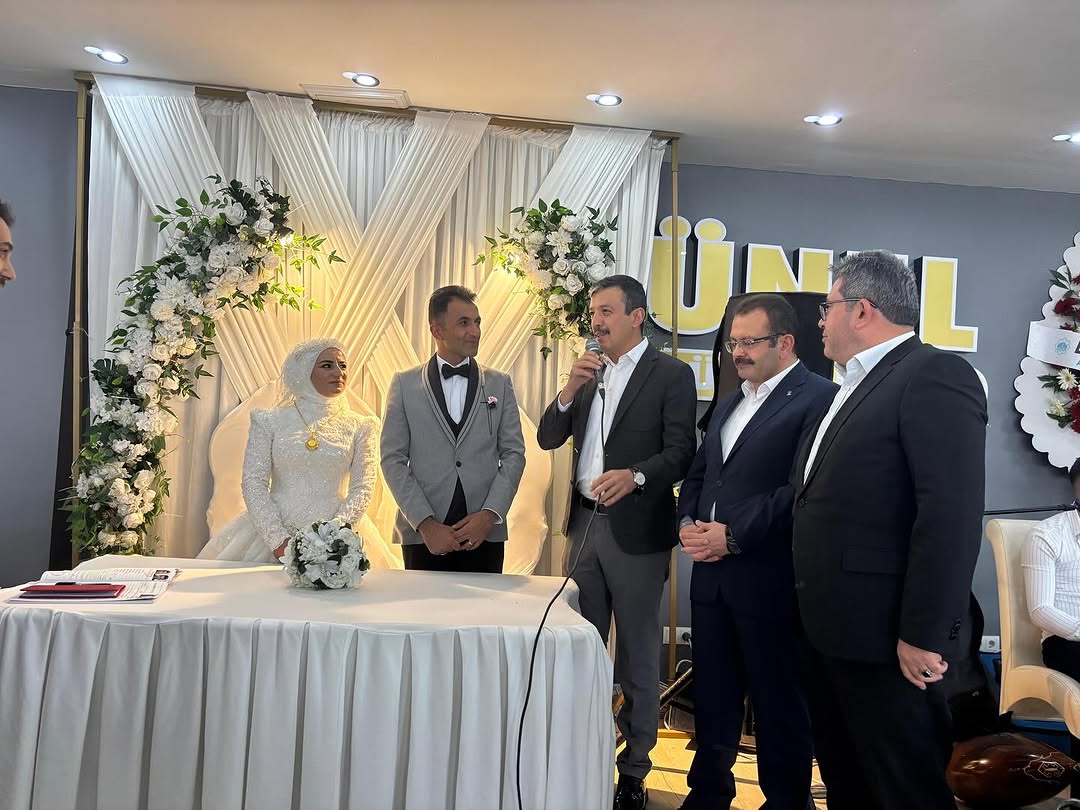 Aksaray AK Parti Teşkilatından Genç Çiftin Düğününde Anlamlı Katılım