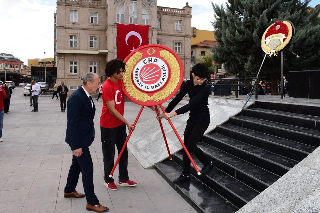 Cumhuriyet'in 102. Yılında Atatürk Anıtı'na Çelenk Sunumu