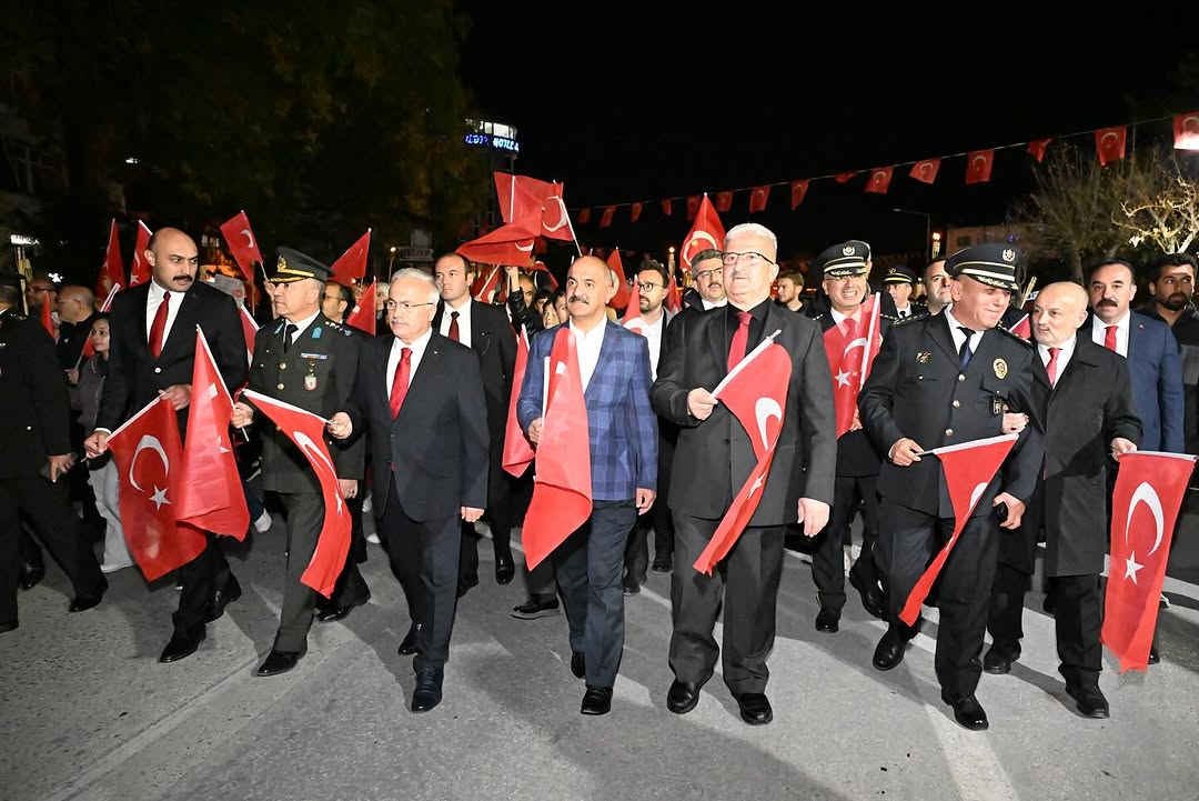 Aksaray'da Cumhuriyet Bayramı Yürüyüşüne Emniyet Müdürlüğü'nden Anlamlı Katılım