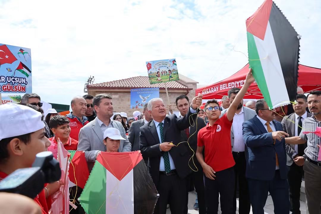 UÇURTMALAR AKSARAY’DAN BARIŞ İÇİN GÖKYÜZÜNE YÜKSELDİ