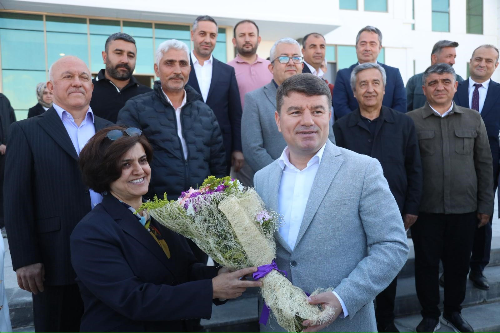YENİ HİZMET BİNASINDA İLK MESAİ BAŞKAN DİNÇER ÇİÇEKLERLE KARŞILANDI