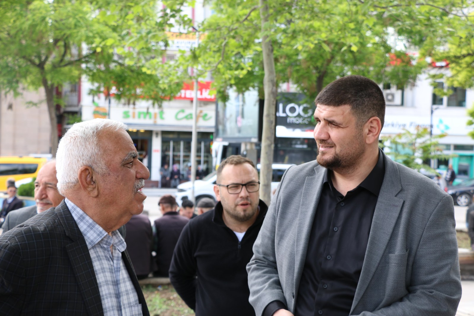 İYİ Parti Aksaray İl Başkanı Sercan Belgemen ve ilçe başkanları, cuma namazı sonrası vatandaşlarla bir araya geldi.