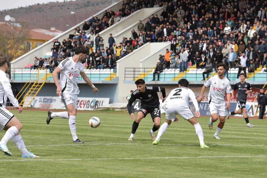 Aksaray'da Liderlik Coşkusu: Aksarayspor Somaspor'u Son Dakikada Devirdi!