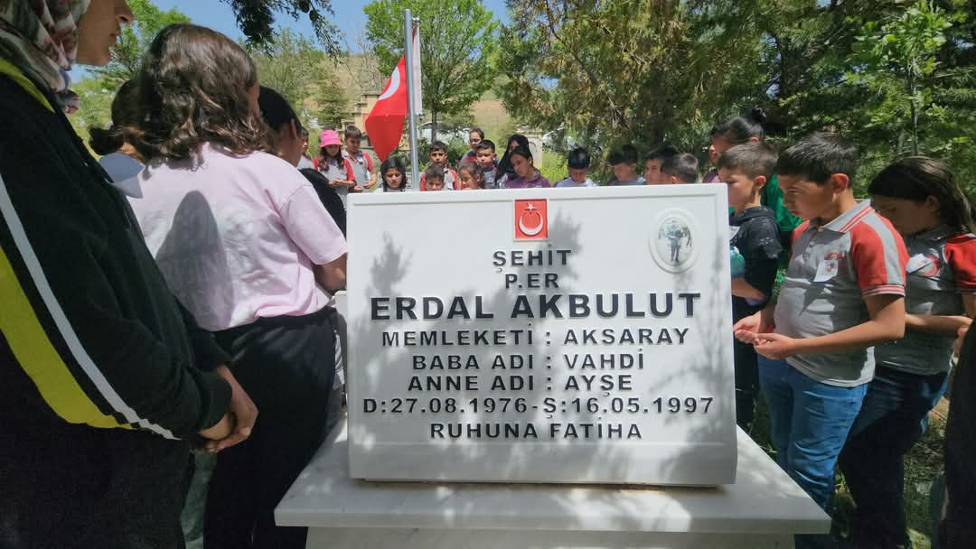 AKSARAYLI ŞEHİT ERDAL AKBULUT MEZARI BAŞINDA ANILDI