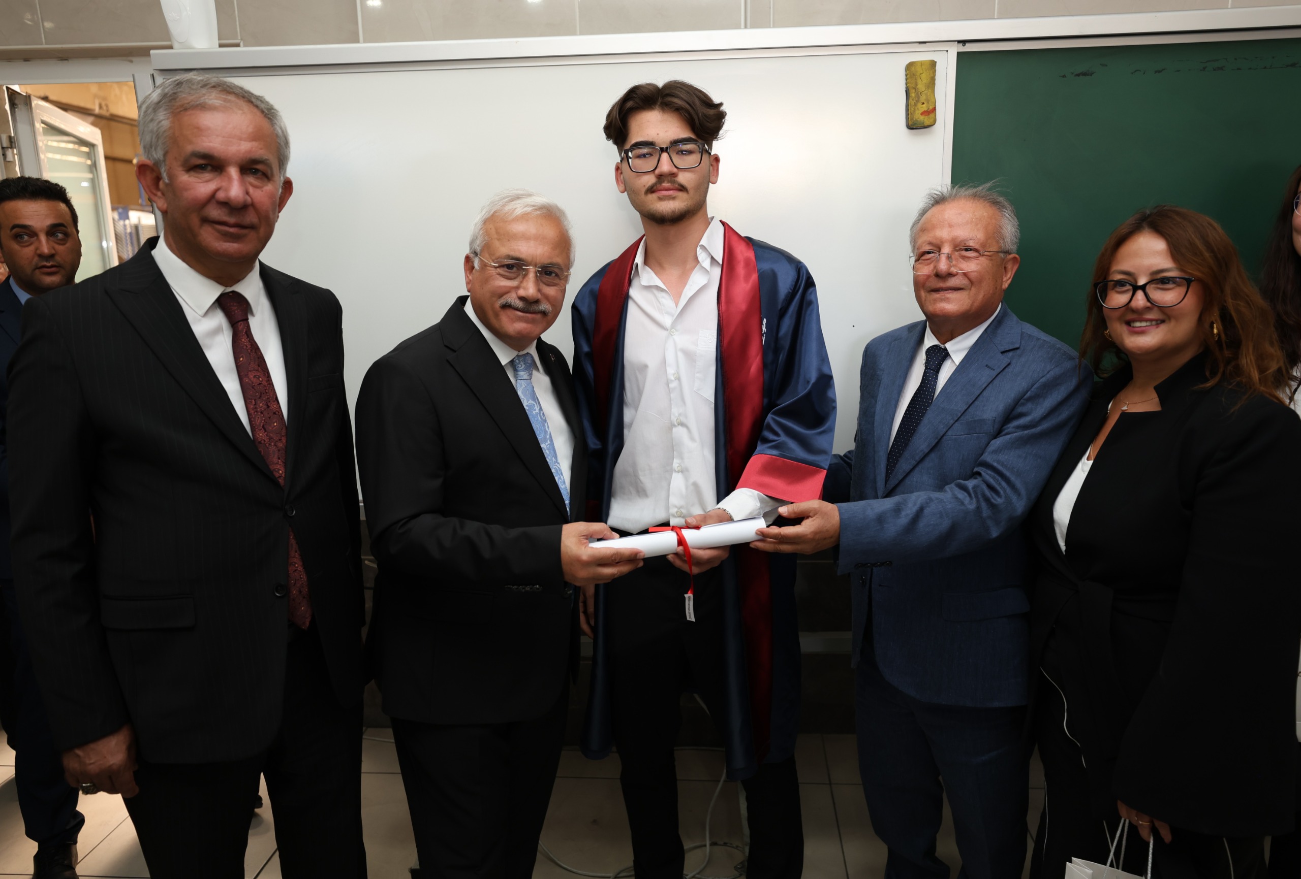 Vali Kumbuzoğlu, Mesleki Eğitim Merkezi Mezuniyet Törenine Katıldı