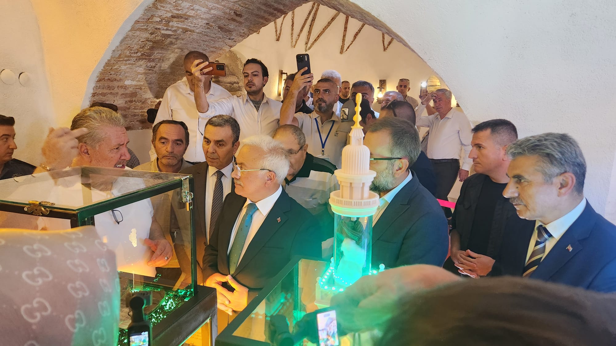 Aksaray'da Tarihi Sergiyle Kutsal Emanetler ve Kâbe Örtüleri Halkla Buluştu
