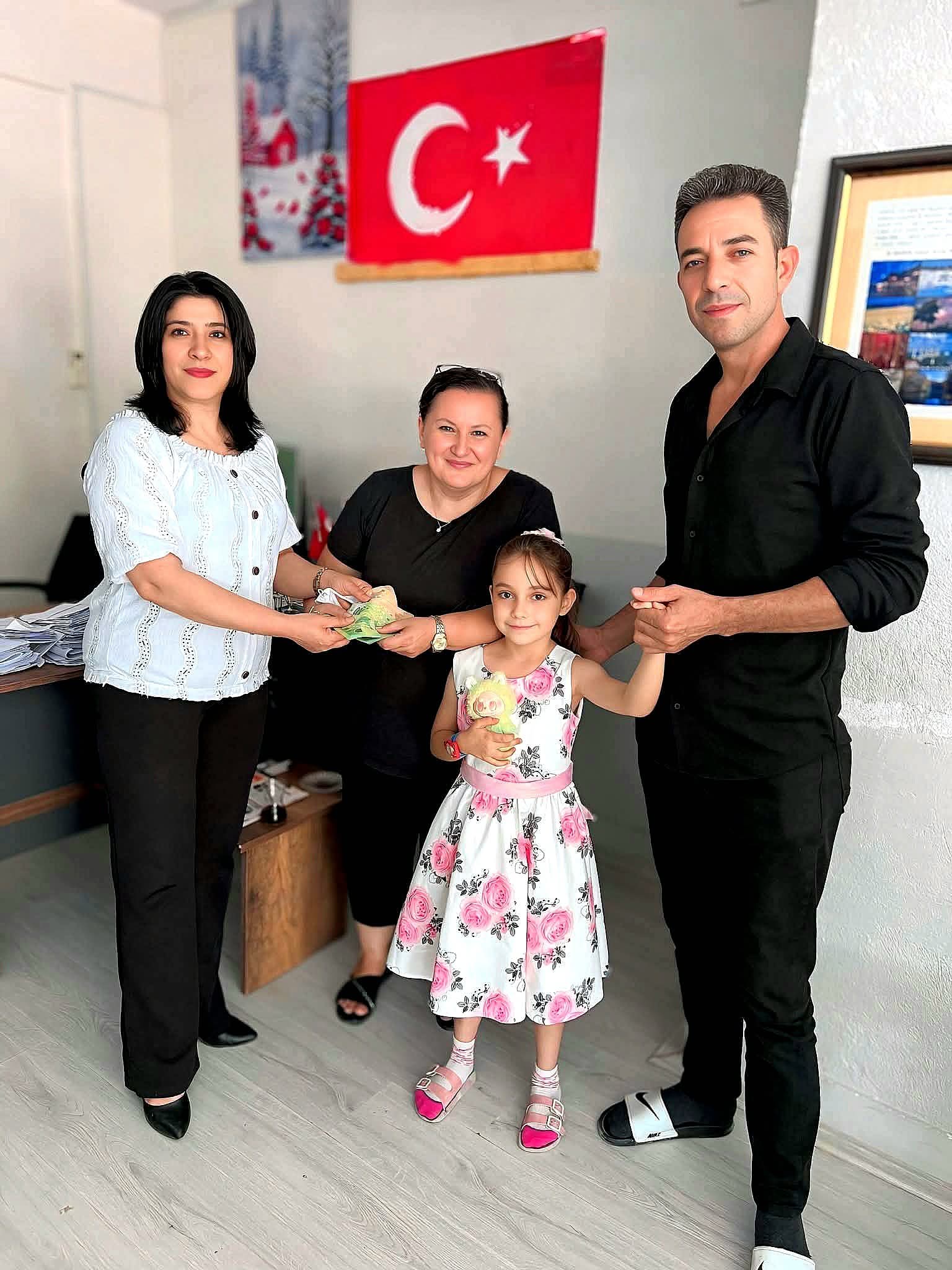 para dolu bir cüzdan bulan 8 yaşındaki Nigda Nur Kara, hiç vakit kaybetmeden muhtara cüzdanı teslim etti