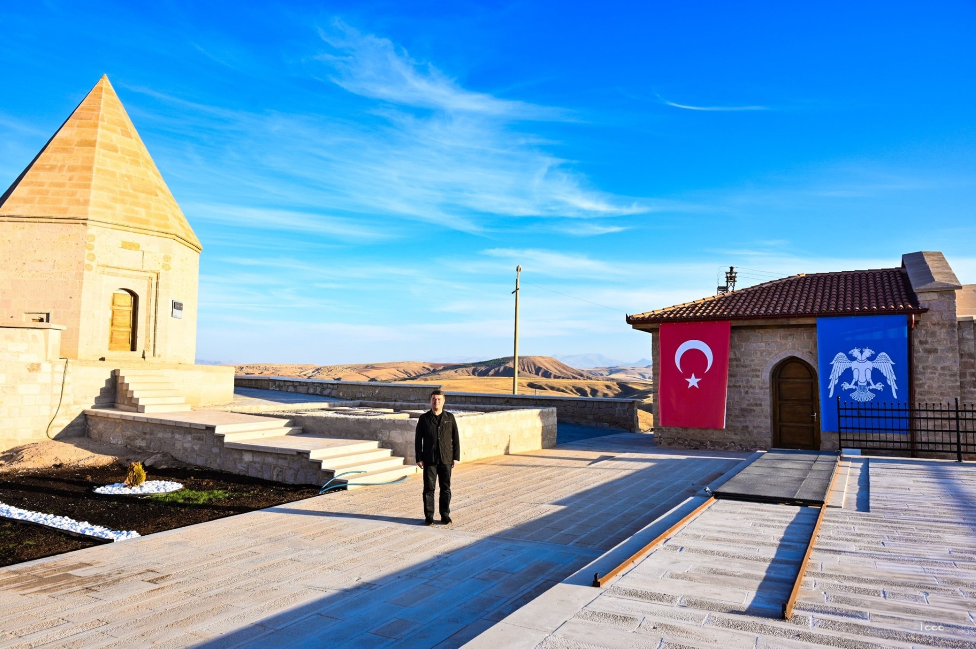 833 YIL SONRA SELÇUKLU BAYRAĞI YENİDEN II. KILIÇ ARSLAN KÖŞKÜNDE DALGALANDI