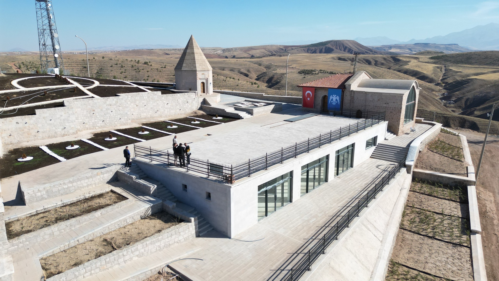 BAŞKAN DİNÇER: “KILIÇASLAN KASRI VE TÜRBESİNE GÜVENLİ ULAŞIM İÇİN ÇALIŞMALARIMIZI SÜRDÜRÜYORUZ”