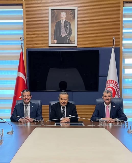 AK PARTİ MİLLETVEKİLLERİ VE İL TEŞKİLATI ÖĞRETMENLER GÜNÜNÜ KUTLADI 