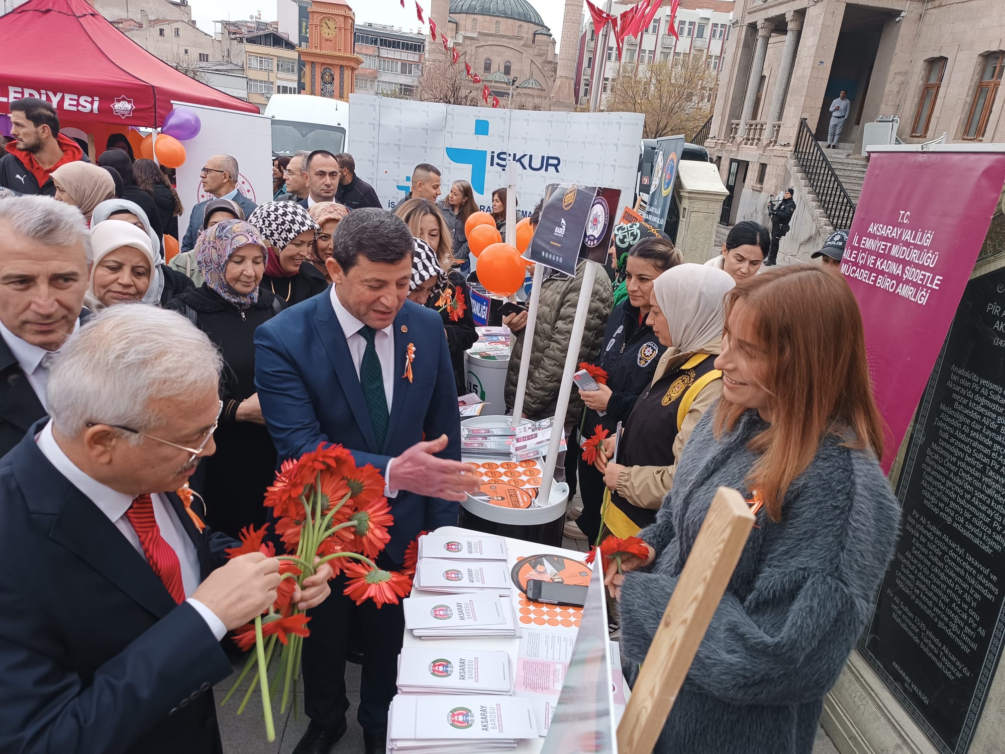  AKSARAY VALİLİĞİ  AİLE MÜDÜRLÜĞÜNCE 25 KASIM KADINA YÖNELİK ŞİDDETE KARŞI FARKINDALIK ETKİNLİĞİ YAPILDI