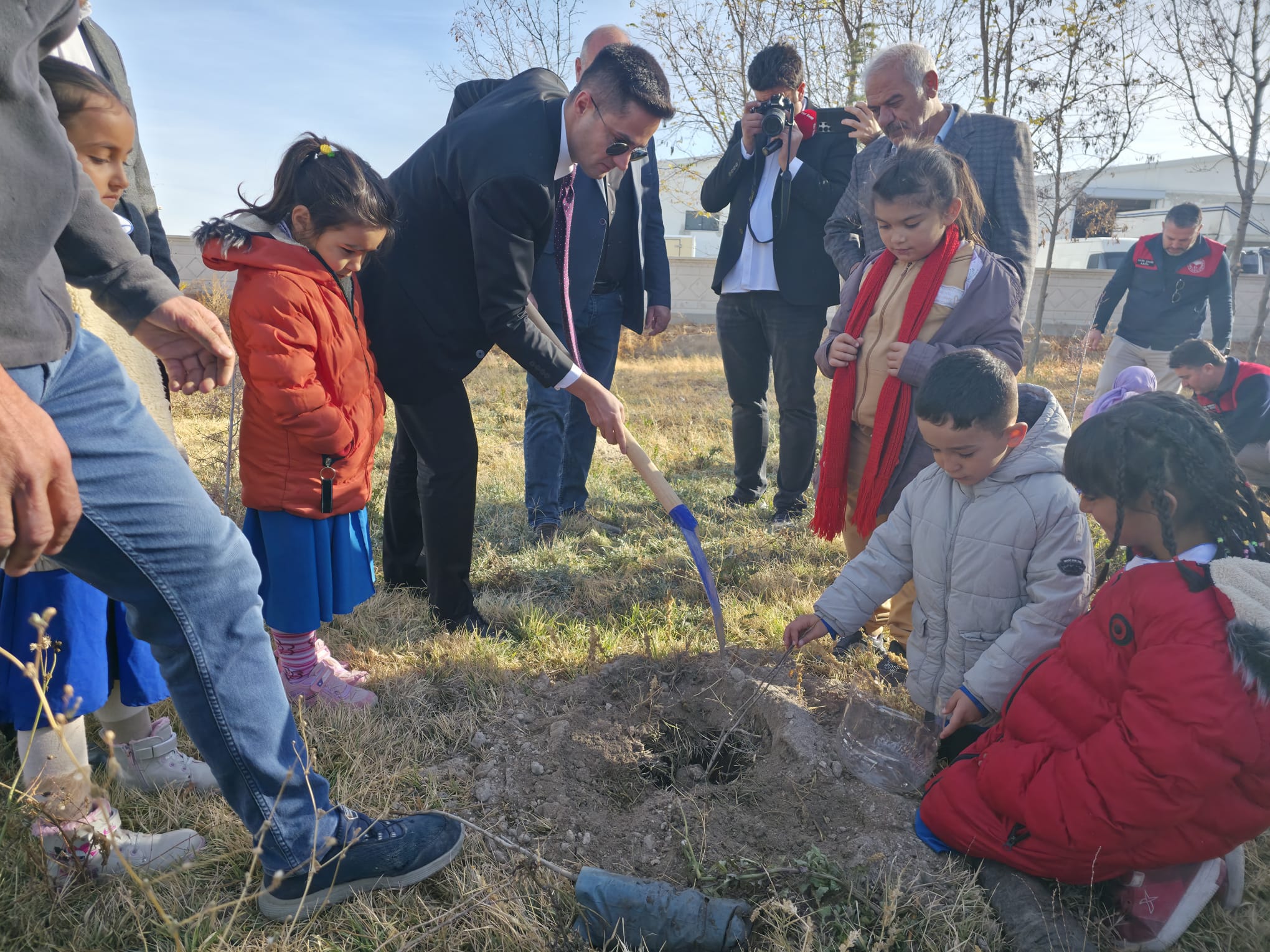 E S K İ L ’ D E B Ü Y Ü K Y E Ş İ L S E F E R B E R L İ Ğ İ “Bir Çocuk Bir Meşe – Bin Meşe Bir Orman” Projesi Umut Oluyor