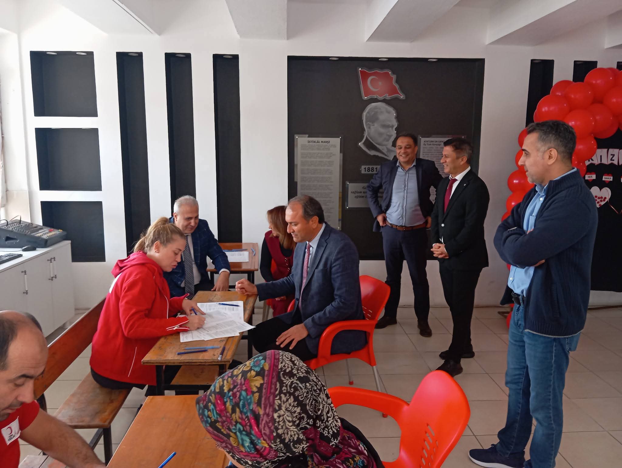 CENGİZ TOPEL İLKOKULUNDA ANLAMLI BULUŞMA: ETKİNLİK VE KAN BAĞIŞI SEFERBERLİĞİ