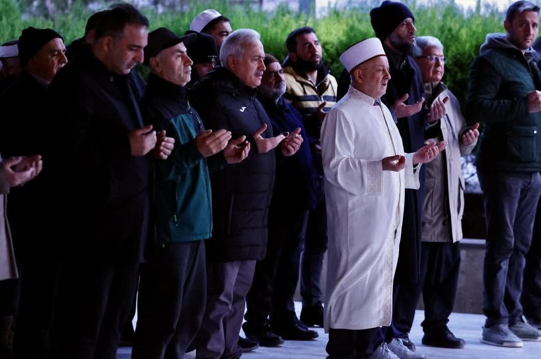 Sabah Namazı Somuncu Baba Külliyesinde eller semaya açıldı. 