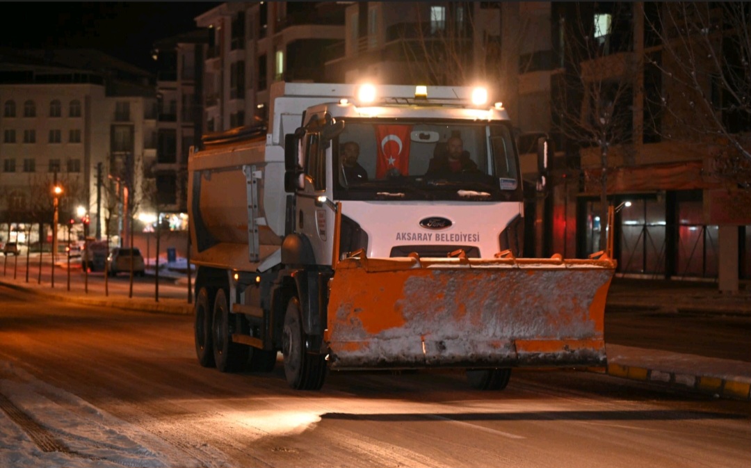 AKSARAY’DA DONDURUCU SOĞUKLARA KARŞI GECE BOYU KAR VE BUZLANMA MESAİSİ