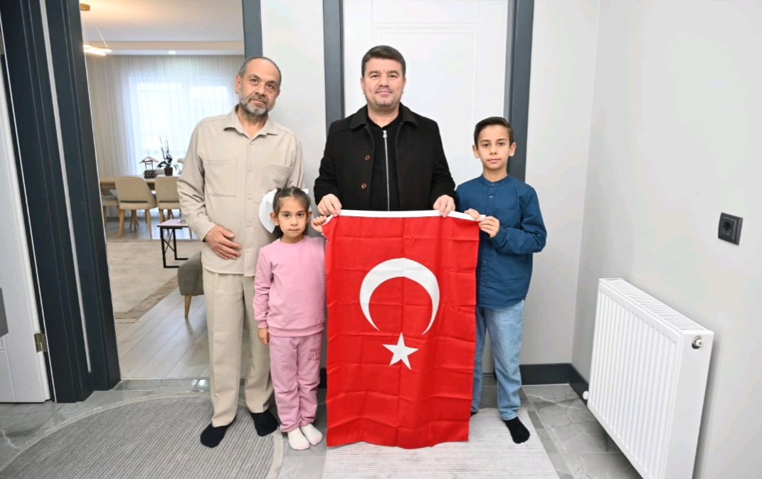 AKSARAY’DA 7 YAŞINDAKİ ZEYNEP EBRAR’IN TÜRK BAYRAĞI HASSASİYETİ DUYGULANDIRDI