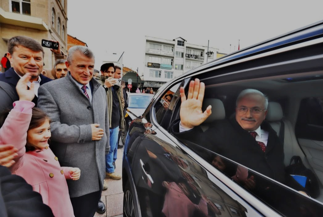 Vali Kumbuzoğlu Aksaray’a veda ederken gözyaşlarını tutamadı. 