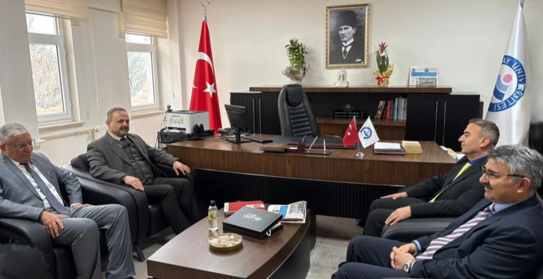 Rektör Arıbaş’tan İletişim Fakültesi Dekanı  Prof. Dr. Veysel Çakmak’a hayırlı olsun ziyareti