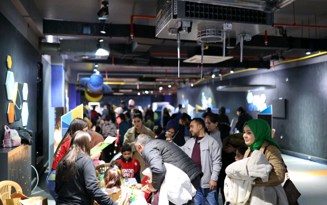 ÇOCUKLAR TATİLİN SON GÜNÜNÜ BİLİM FESTİVALİ’NDE GEÇİRİYOR.