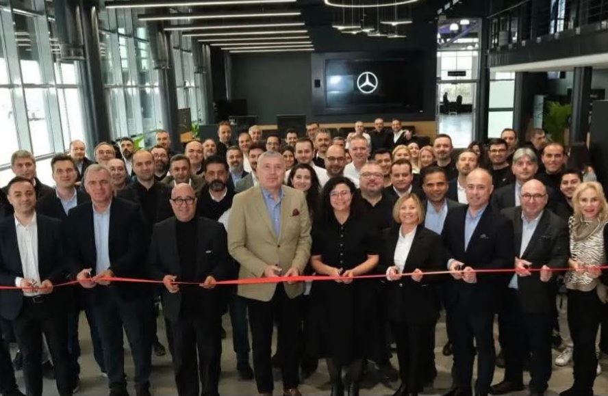 MERCEDES BENZ' N YILDIZINI PARLATACAK MÜŞTERİ MERKEZİ HİZMETE AÇILDI 