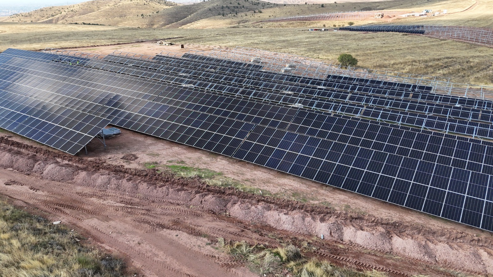 KILIÇASLAN TEPESİ’NDE 3 MW’LIK GES PROJESİNDE PANEL MONTAJLARI BAŞLADI