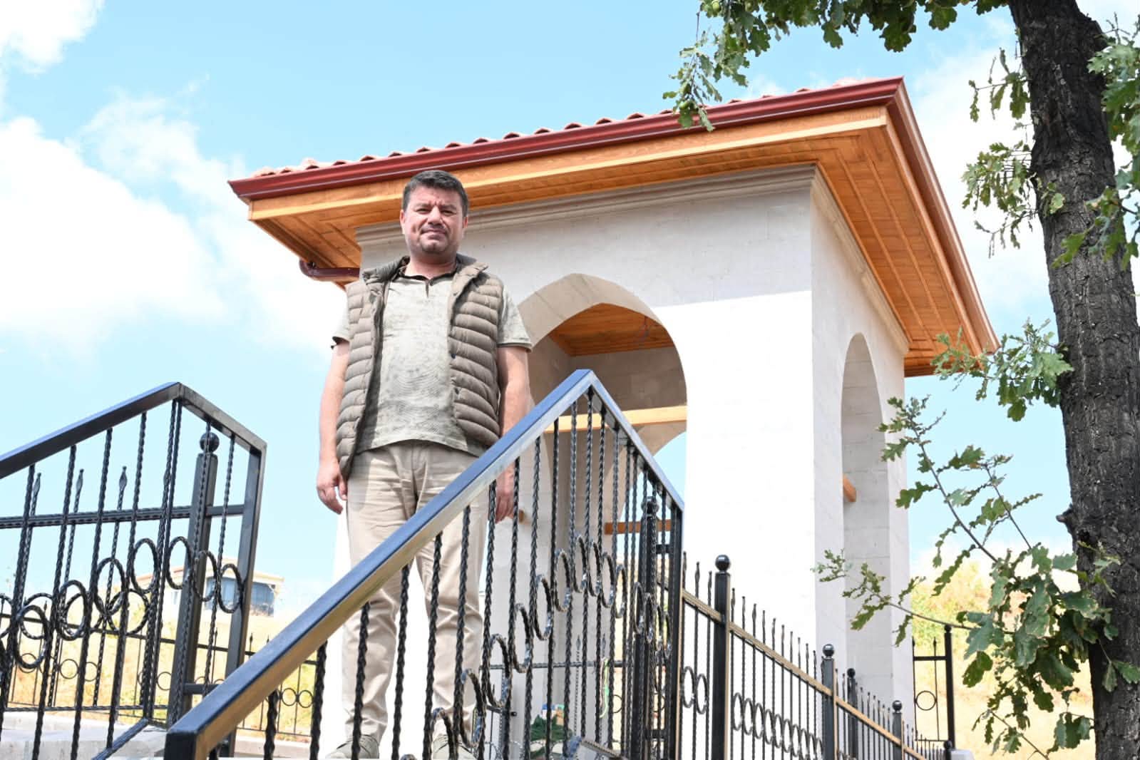BAŞKAN DİNÇER, TERLEMEZ BABA TÜRBESİ VE CAMİİ’NDEKİ RESTORASYONU İNCELEDİ