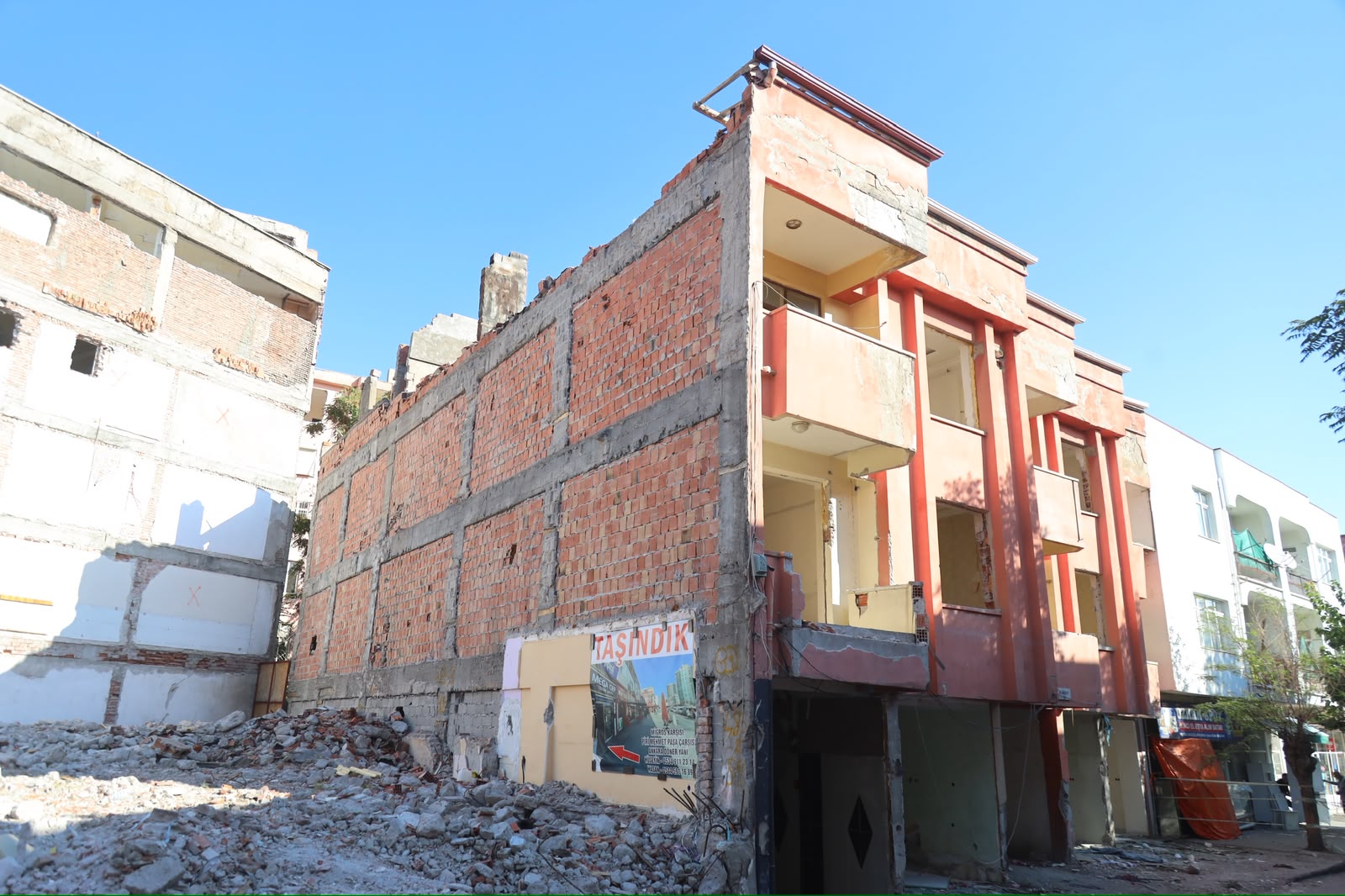 AKSARAY’DA 45 YILLIK İŞ HANI KENTSEL DÖNÜŞÜMLE YENİLENİYOR BAŞKAN DİNÇER: “ŞEHRİMİZİ ESKİ VE RİSKLİ YAPILARDAN KURTARMAYA KARARLIYIZ”