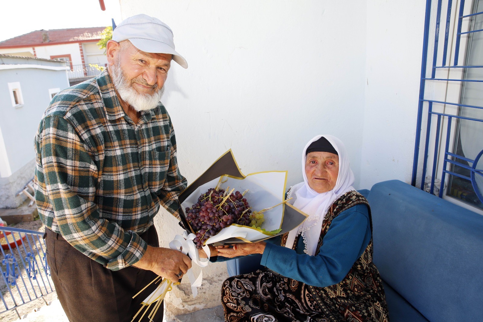 KARKIN KÖYÜNDE 58 YILLIK EVLİLİĞİN SEVGİ DOLU GELENEĞİ; ÜZÜM BUKETİ