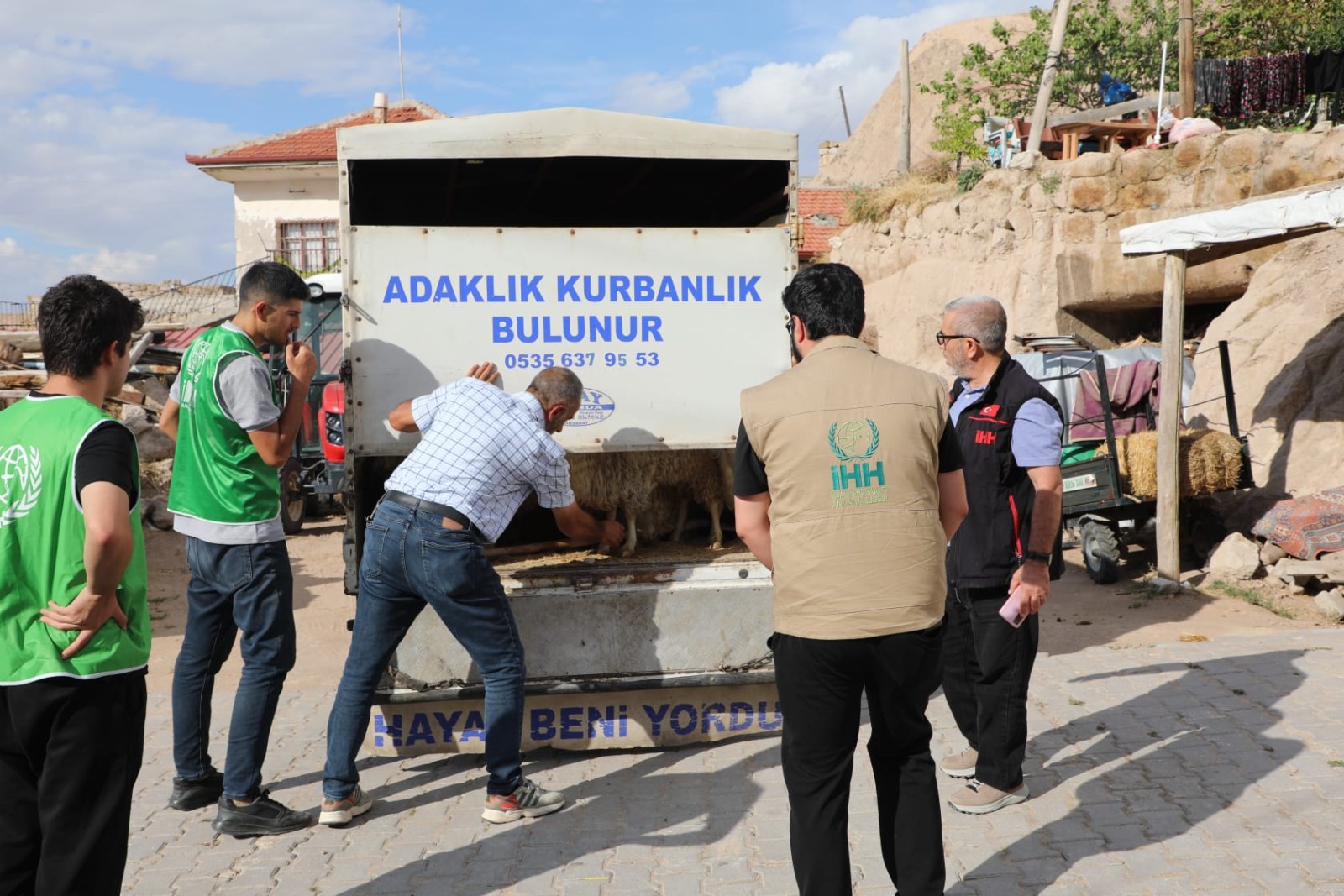 Aksaray İHH’dan Üç Yetim ve İhtiyaç Sahibi Aileye Tiftik Keçisi Desteği