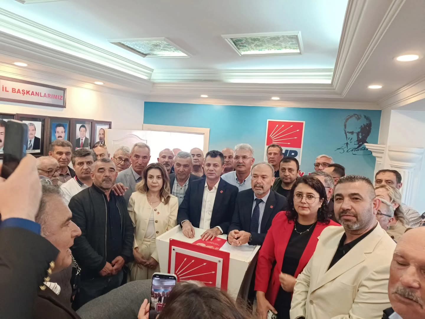 CHP'de bayramlaşma programı yoğun katılımla gerçekleştirildi