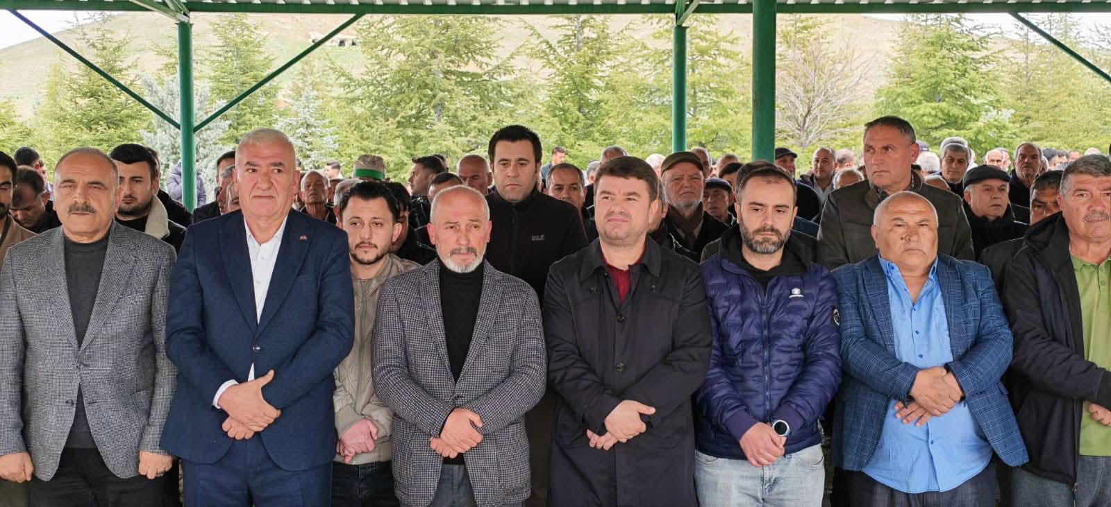 Yılmaz Akbulut’un Annesi Topakkaya’da Son Yolculuğuna Uğurlandı